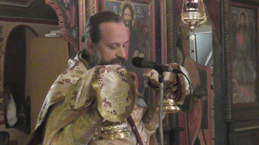 Στην εκκλησία για τον Άγιο παρά το τσουχτερό κρύο