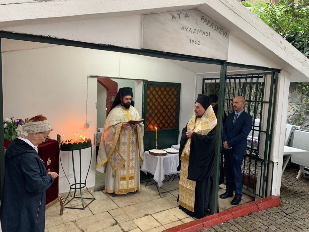 Θεία Λειτουργία στο Αγίασμα της Αγίας Παρασκευής στον Βόσπορο