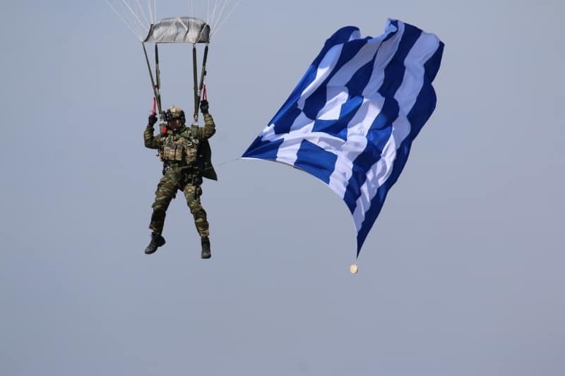 Το “Χρόνια πολλά Ελλάδα” από τον αιθέρα της Θεσσαλονίκης ακούστηκε στους απανταχού Έλληνες – Σε κλίμα εθνικής υπερηφάνειας οι εκδηλώσεις