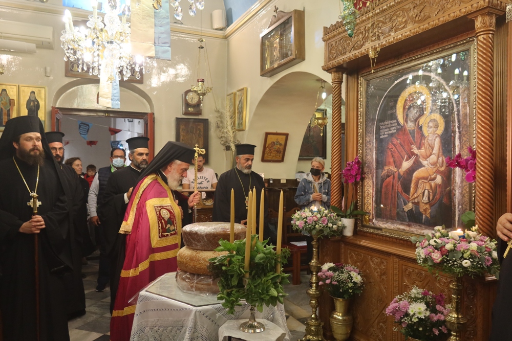 Σύρου: “Να προσευχόμαστε με πίστη στην Παναγία”