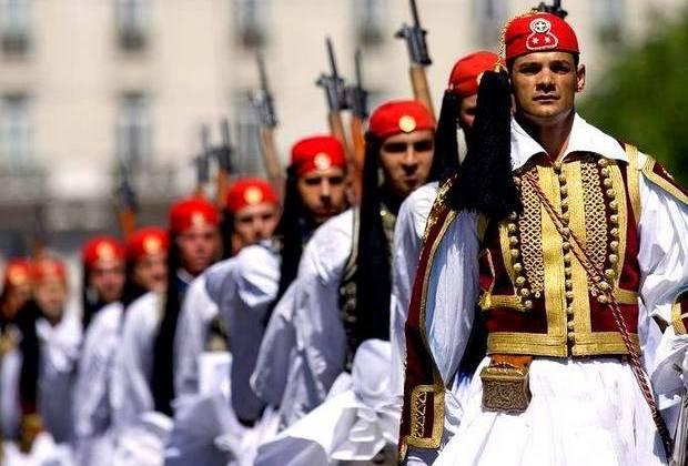 Με τη συμμετοχή ευζώνων η ελληνική παρέλαση στη Στουτγάρδη