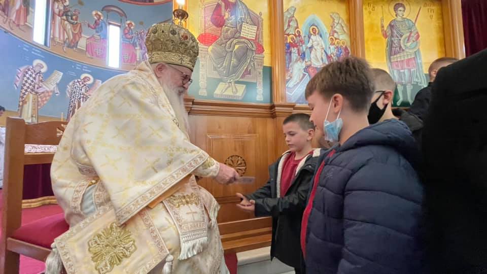 Mαθητές ευχήθηκαν στον Μητροπολίτη Αργυροκάστρου