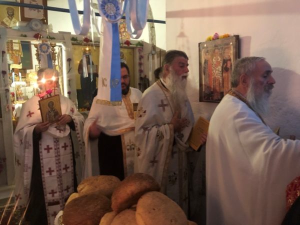 Ο Μητροπολίτης και πλήθος Ιερέων στην Ι. Πανήγυρη του Αγίου Ακεψιμά, στη Νάξο