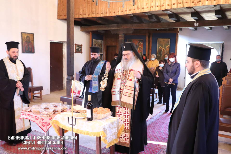 Варненският Митрополит Йоан отслужи Трисагий в село Аспарухово