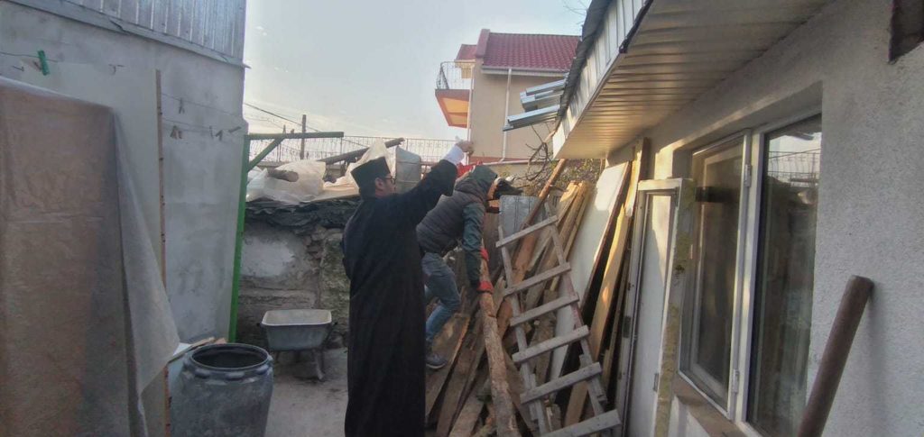 O parohie din Brăila reconstruieşte locuinţa incendiată a unei văduve cu şase copii