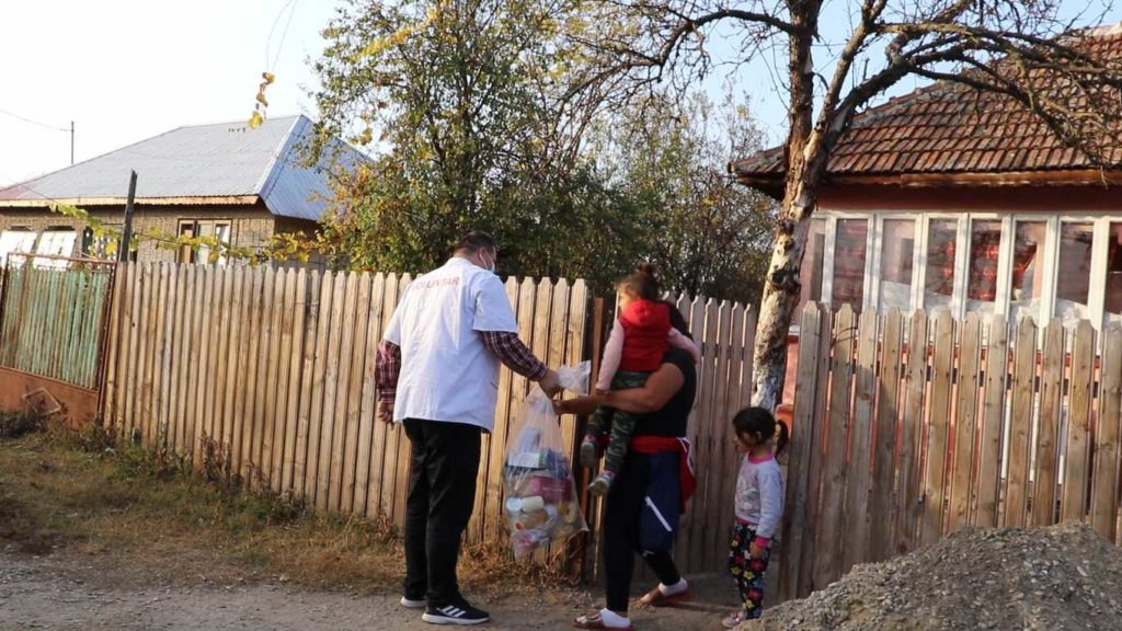 Treizeci de familii prahovene au primit hrană din partea voluntarilor Catedralei Naţionale