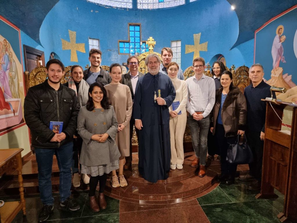 Ομάδα φοιτητών στον Αρχιεπίσκοπο Θυατείρων