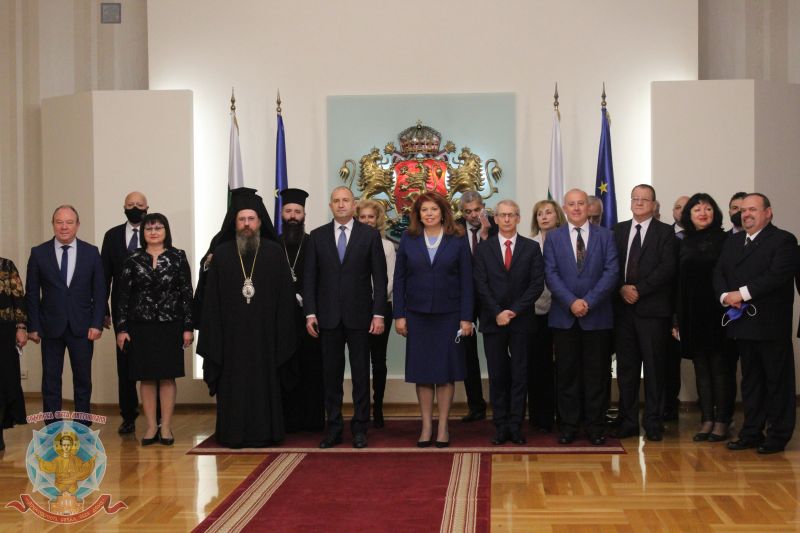 Пред президентството се състоя церемония по издигане на националното знаме