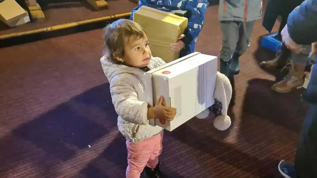 3000 de copii din satele constănțene au primit ghete de la Preotul Claudiu Banu
