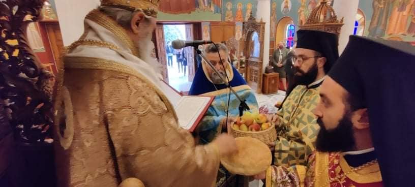 Ο Μητροπολίτης Ύδρας ευλόγησε τα μήλα του Αγ. Κωνσταντίνου του Υδραίου