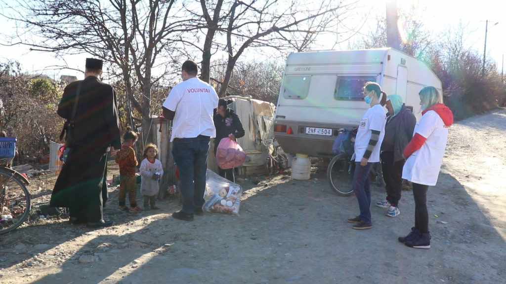 30 de familii prahovene vizitate de voluntarii Paraclisului Catedralei Naționale