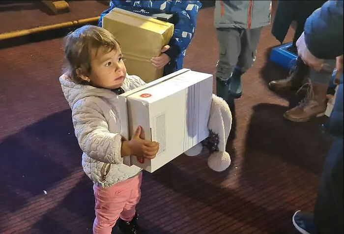 3,000 needy children receive winter boots from Romanian priest