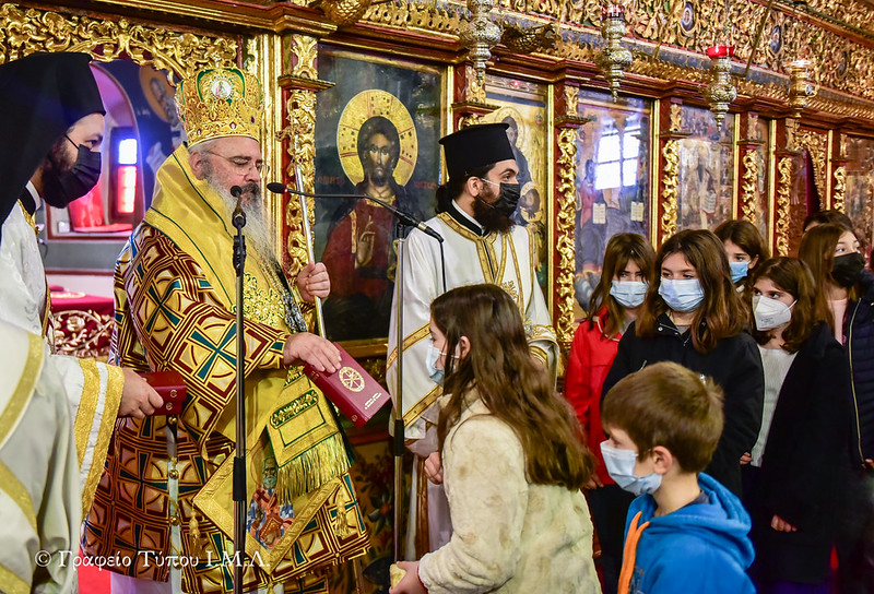 Ο νέος Μητροπολίτης έδωσε την Καινή Διαθήκη στα παιδιά