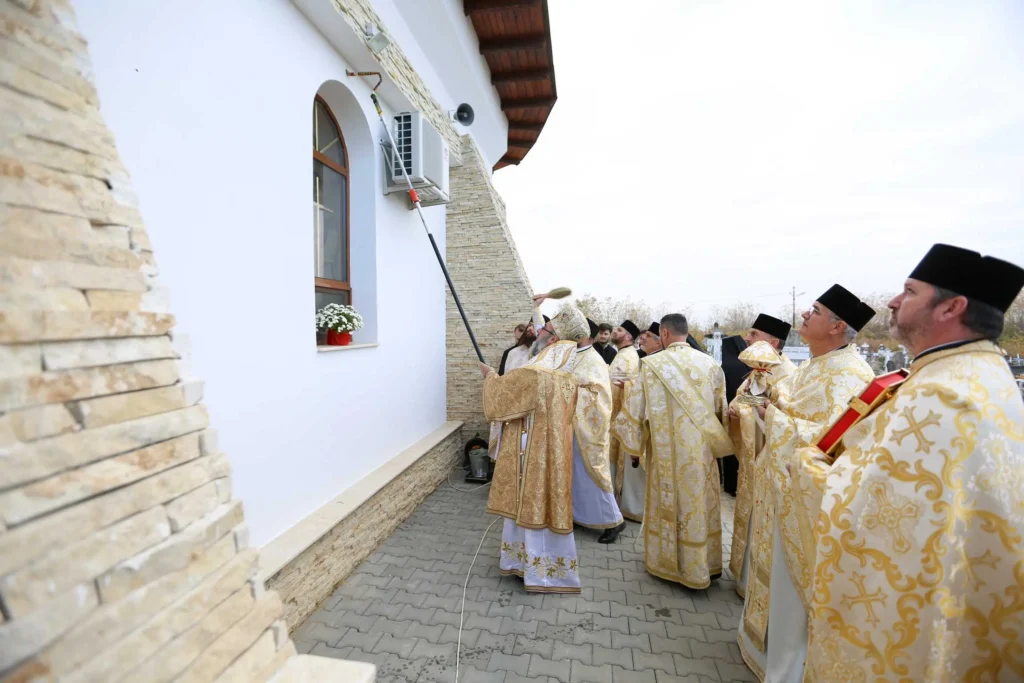 IPS Ciprian a sfințit biserica din localitatea vrânceană Popești, construită de boierul Năstase Caraiman