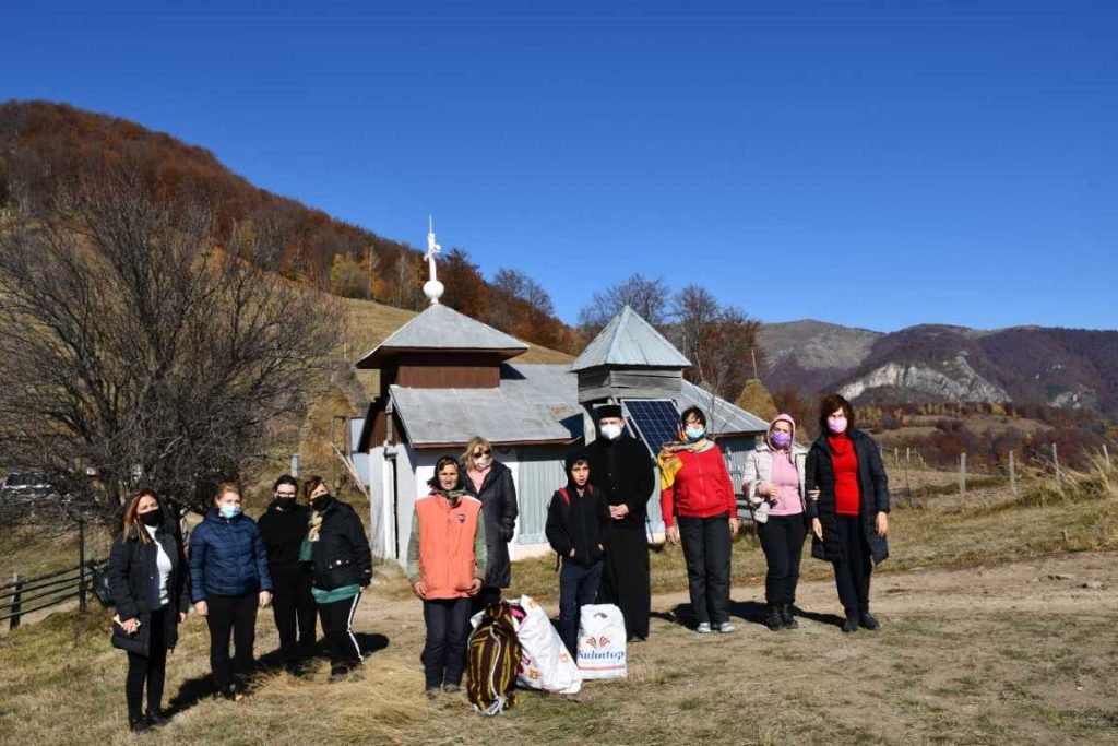Parohia Lugoj I a dus alimente și haine în două cătune izolate din Munții Cernei