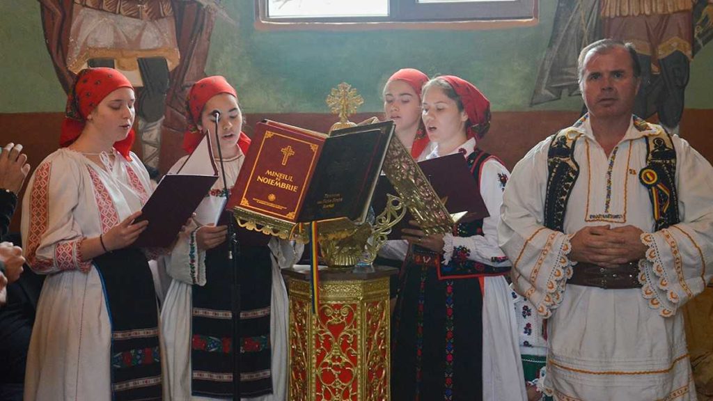 Hram la granița cu Ungaria. În Schitul din Valea lui Mihai s-au auzit primele colinde