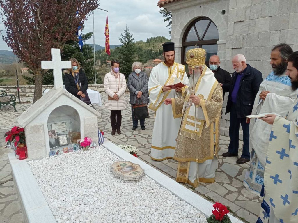 Στον τάφο του π. Ανανία Κουστένη στο χωριό Καρκαλού