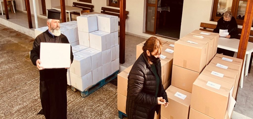 Διανομή τροφίμων σε άπορες οικογένειες στη Μητρόπολη Μαρωνείας