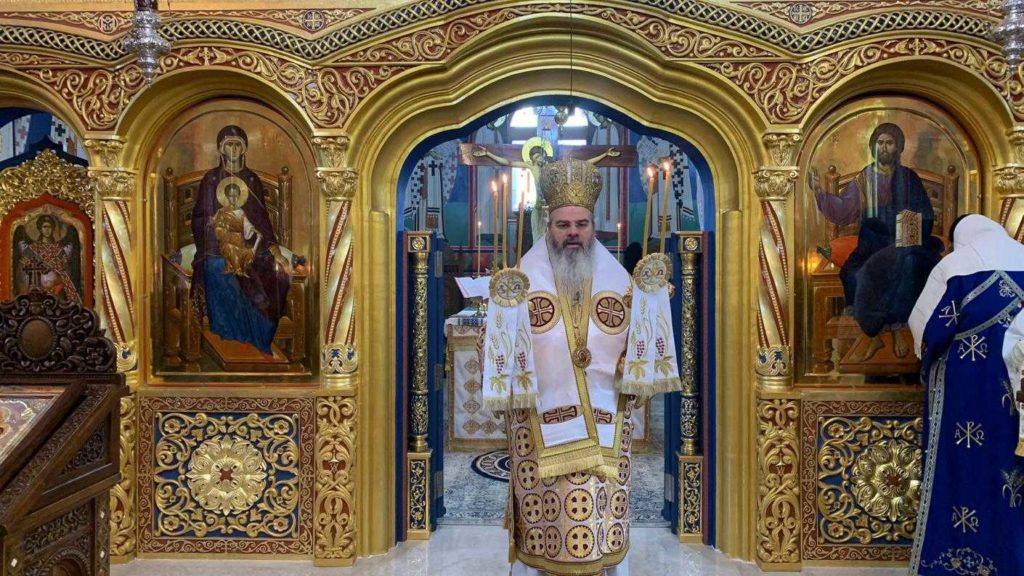 Spunem că trebuie să ținem poruncile, dar, de fapt, ele ne țin pe noi, explică Episcopul Hușilor