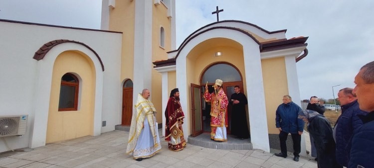 Видинският митрополит Даниил освети параклис в новия гробищен парк в Кула