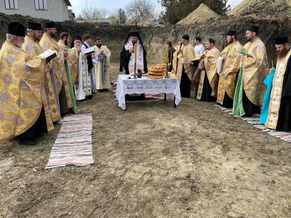 Episcopul Basarabiei de Sud a sfințit piatra de temelie a bisericii din Cimișlia, construită cu materiale din România