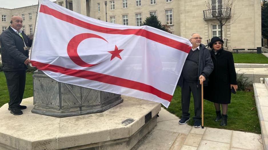 Ιταμή πρόκληση: Ύψωσαν σημαία του ψευδοκράτους στην “καρδιά” του Λονδίνου