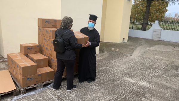 Διανομή δεμάτων τροφίμων στη Μητρόπολη Μαρωνείας