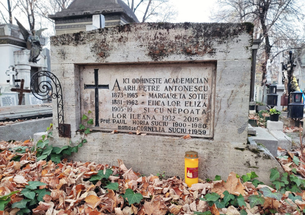 Morminte ale unor personalități implicate în istoria edificării Catedralei Naţionale