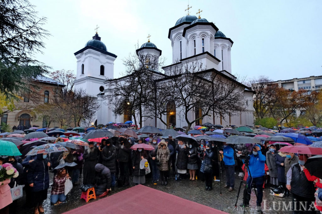 Romanian faithful venerate memory of St. Nektarios at Holy Monastery of Radu Voda in Bucharest