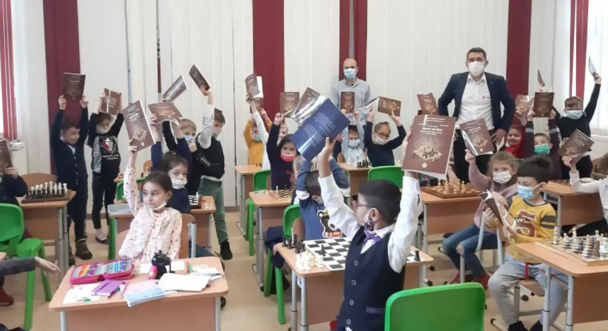 Elevii Școlii Primare „Mușatinii” au învățat șah de la Maestrul Vlad Ungureanu