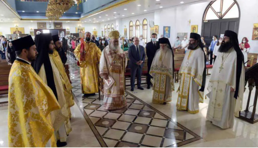 Patriarhul Antiohiei în Liturghie la biserica din Jebel Ali. Preotul român din Dubai a făcut parte din soborul slujitor