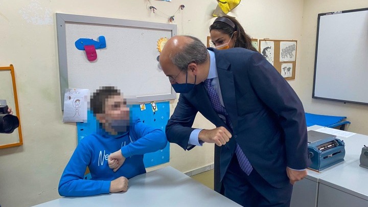 Επίσκεψη Χατζηδάκη στο Κέντρο Εκπαίδευσης και Αποκατάστασης Τυφλών