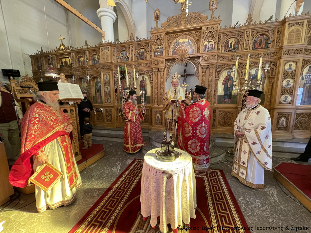 ΚΡΗΤΗ: Ανέγνωσε ειδική ευχή και ευλόγησε το νέο κρασί