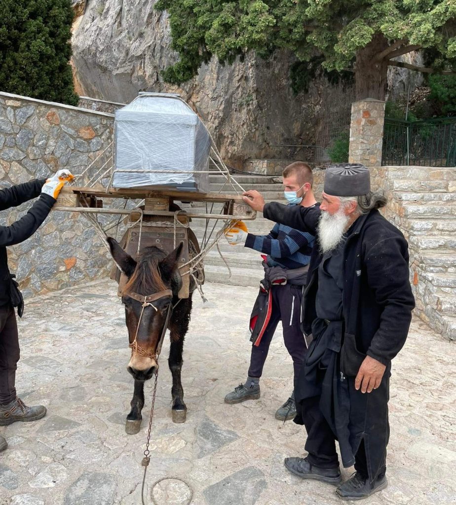 Αφίχθη η σορός του μοναχού Παντελεήμονα στη Μικρά Αγία Άννα (φωτό)