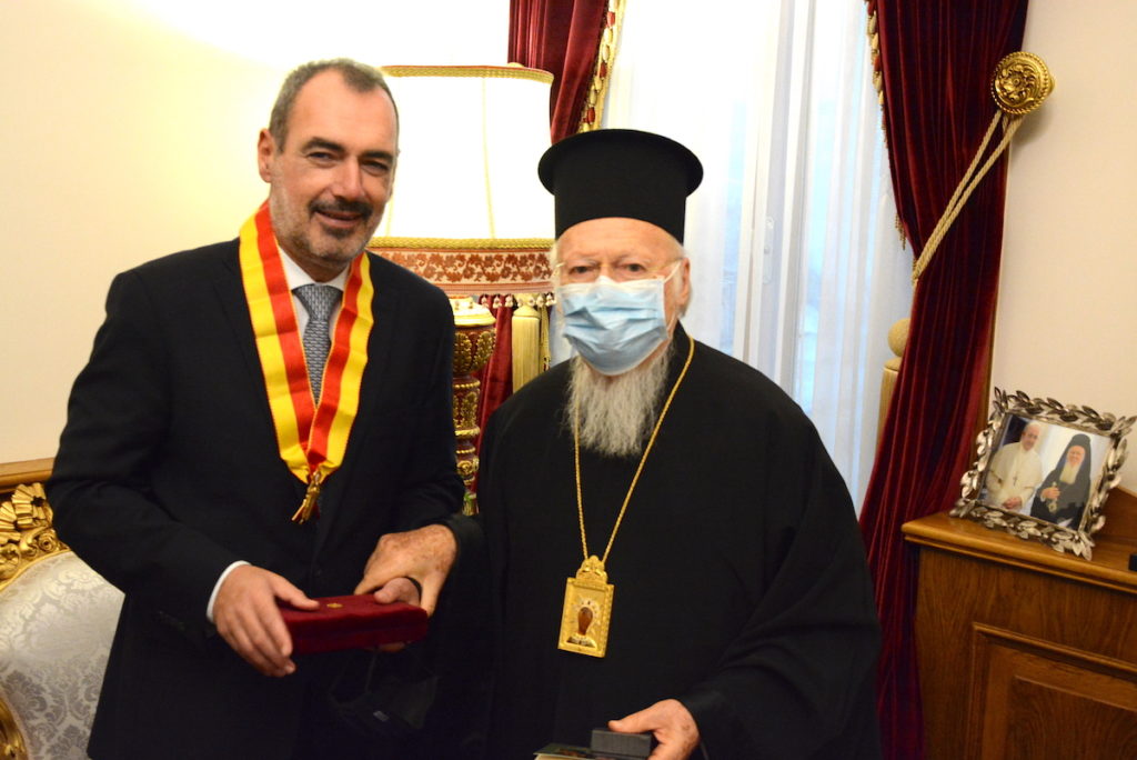 Ο Σταυρός του Αγίου Ανδρέα στον Έλληνα Υφυπουργό Εξωτερικών