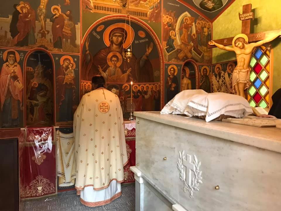 Θεία Λειτουργία στον τάφο του Αγίου Νεκταρίου