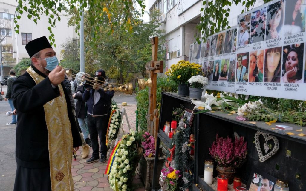 Δεν λησμόνησαν τις 64 ψυχές της τραγωδίας στο «Colectiv»