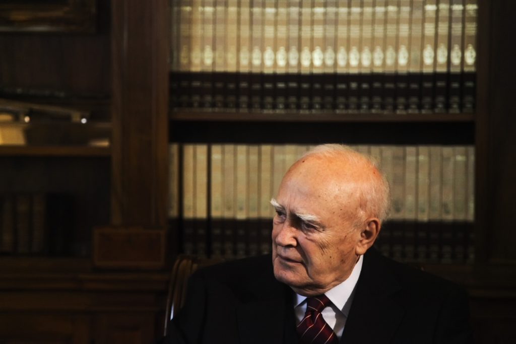 Βιβλίο συλλυπητηρίων για τον εκλιπόντα πρώην ΠτΔ Κάρολο Παπούλια