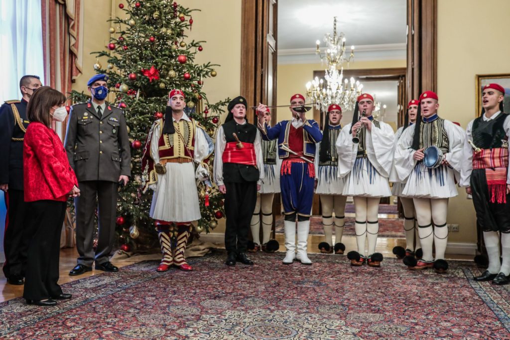 Χριστουγεννιάτικα κάλαντα και παραδοσιακοί χοροί στο Προεδρικό Μέγαρο