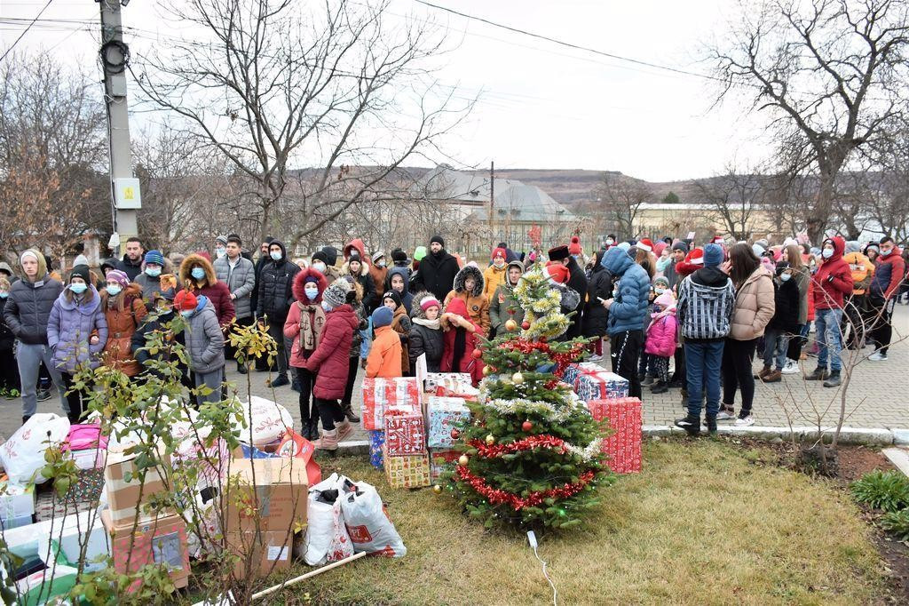 1.600 de copii au primit în curtea Catedralei din Huși cadourile mult așteptate