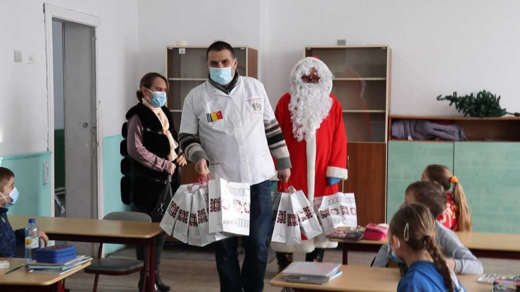 Voluntarii Catedralei Naţionale au mers cu daruri de Crăciun la sute de copii din Olt