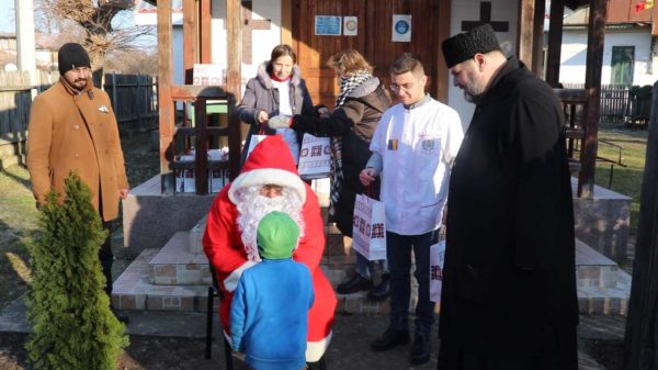 Βουκουρέστι: 150 παιδιά έλαβαν δώρα από τους Εθελοντές του Εθνικού Καθεδρικού Ναού