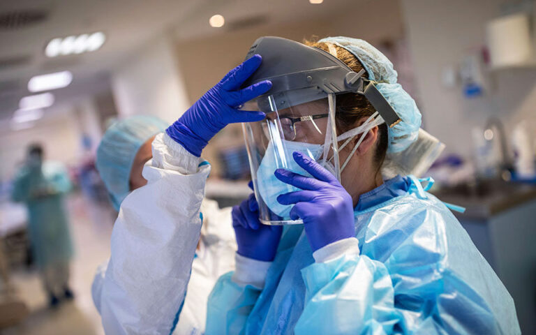 Κορωνοϊός: 5.736 κρούσματα, 130 θάνατοι, 700 διασωληνωμένοι