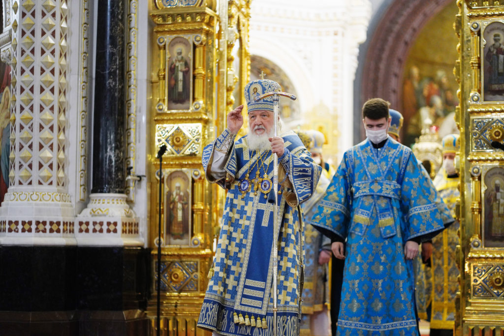 В канун праздника Введения во храм Пресвятой Богородицы Святейший Патриарх Кирилл совершил всенощное бдение в Храме Христа Спасителя