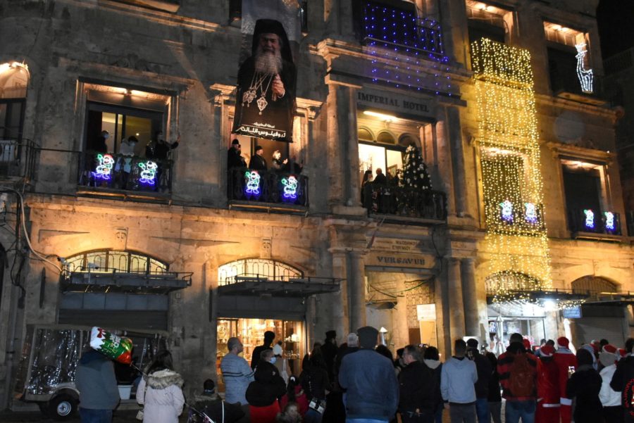 إضاءة شجرة عيد الميلاد في فندق الإمبريال في باب الخليل في دفاع مستمر لبطريركية القدس عن