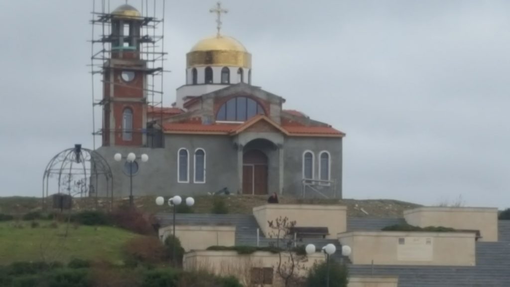 Строящият се храм „Св. Петка“ вече има керемиди