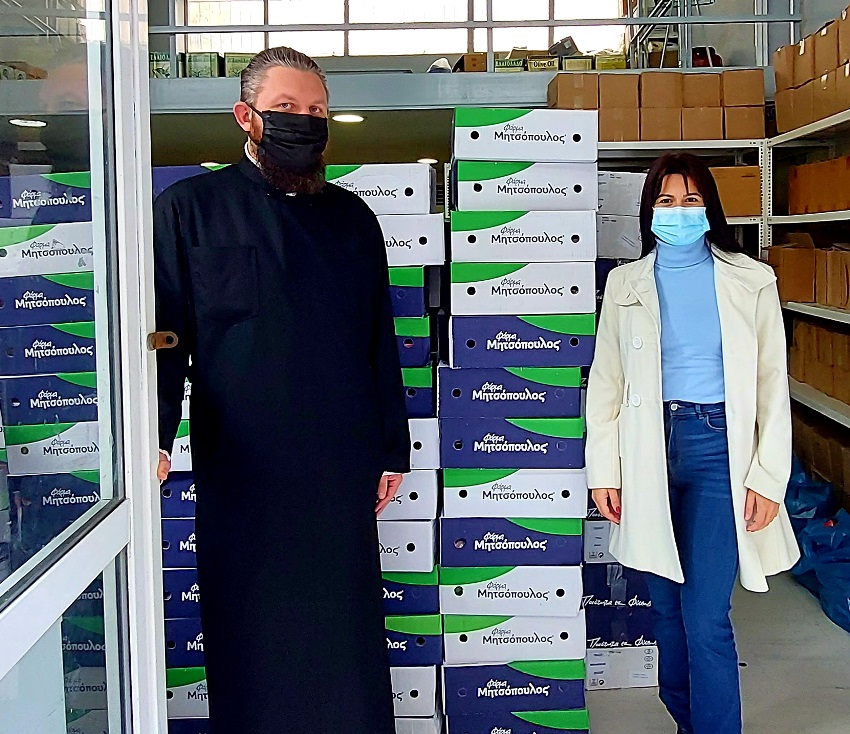 Συγκινητική προσφορά με “κουτιά αγάπης” στην “ΘΕΟΠΡΟΣΦΟΡΑ”