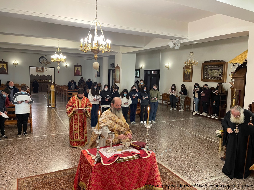 Μαθητική εποπτική Θεία Λειτουργία από τον Μητροπολίτη Ιεραπύτνης