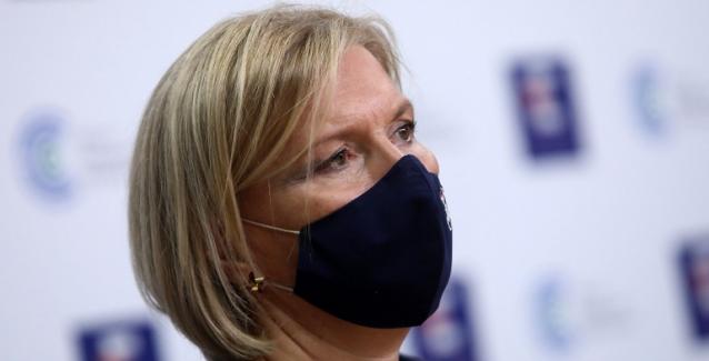 Μίνα Γκάγκα: Γιατί δεν έχει νόημα η διπλή χειρουργική μάσκα