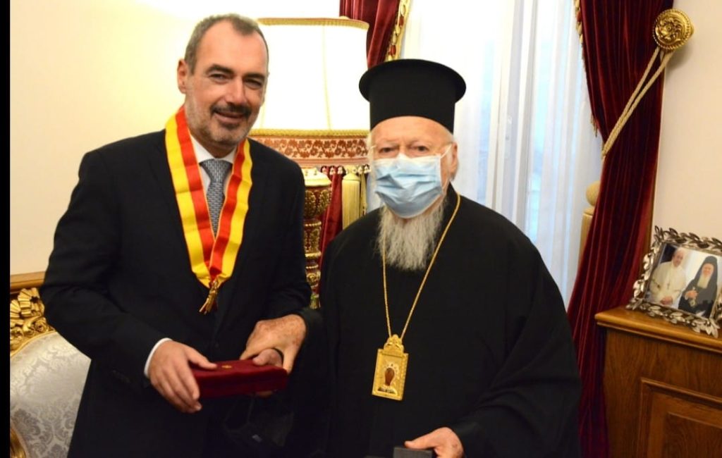 البطريرك المسكوني برثلماوس الاول يمنح وسام الرسول اندراوس الى نائب وزير الخارجية اليوناني